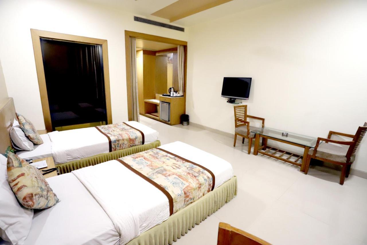 Hotel Blue Pearl โบปาล ภายนอก รูปภาพ